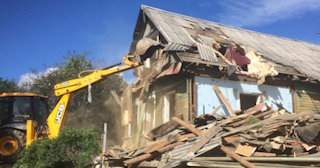 Промышленный демонтаж пристроек к дому в Алапаевске | Цены от 574 руб. за м2